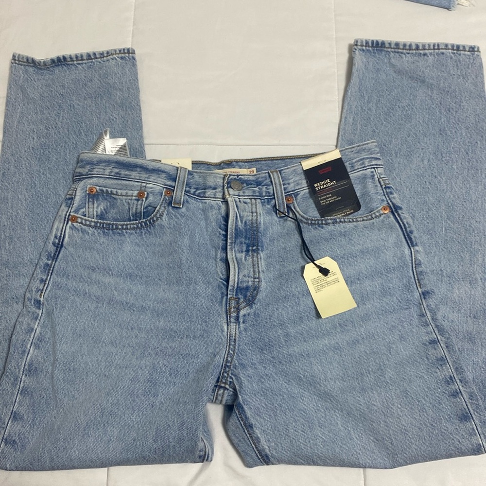Levi’s Wedgie Straight jeans. Size 29. Never been used. New w/ tags. Light wash
